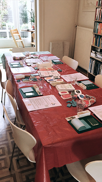 tafel klaar voor workshop stempels maken op locatie klaar voor de workshop stempels maken op locatie